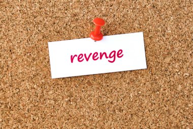 - İntikam için. Bir parça kağıda veya nota yazılmış sözcük, mantar tahtası arka planı.