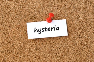 Histeri. Bir parça kağıda veya nota yazılmış sözcük, mantar tahtası arka planı.