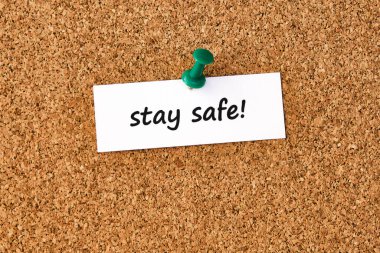 Kendine dikkat et. Bir parça kağıda veya nota yazılmış metin, tıpa tahtası arkaplanı.