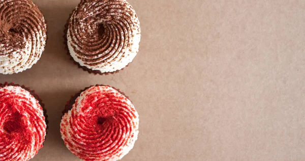 krem peynir frosting ile çikolatalı kek.