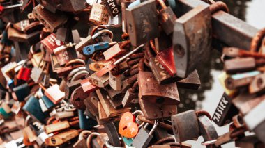 Sembolik aşk asma kilitler.