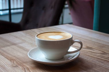 Beyaz fincan cappuccino.