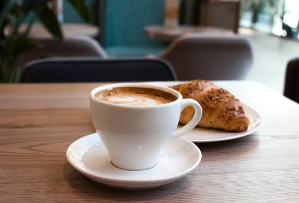 Cappuccino und Croissant. — Stockfoto