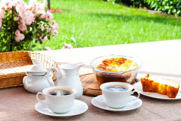 Breakfast in garden. — Stock Photo, Image