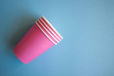 Pembe kağıt bardak.