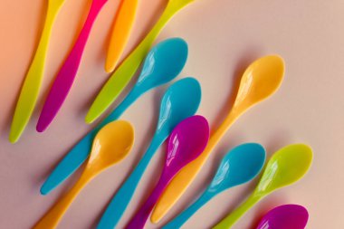 Çok renkli plastik kaşıklar.
