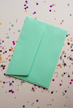 Açık festival arka plan üzerinde Yeşil zarf.