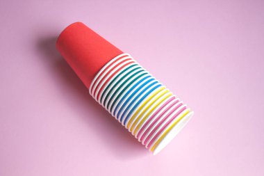 Çok renkli kağıt bardaklar.