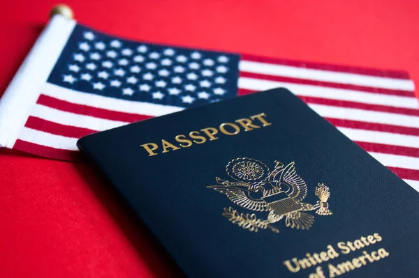Amerikan bayrağı ve pasaport.