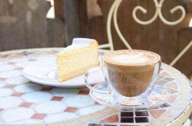 Cappuccino ve tofu cheesecake.