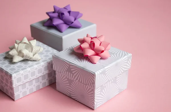 Cajas de regalo sobre fondo rosa . — Foto de Stock
