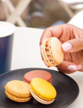 Elinde Macaron.