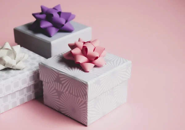 Scatole regalo su sfondo rosa . — Foto Stock