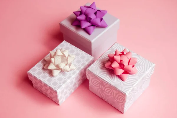 Cajas de regalo sobre fondo rosa . — Foto de Stock