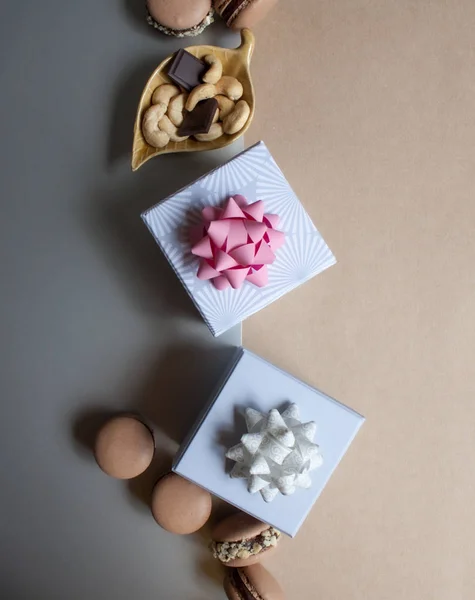 hediye kutuları ve macarons.