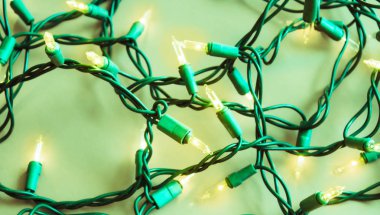 Nane yeşili Noel ışıkları.