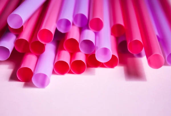 Palhas de plástico lilás elétrico e rosa . — Fotografia de Stock