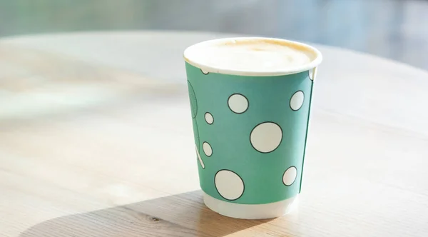 Бумажная чашка кофе в зеленой мяте . — стоковое фото
