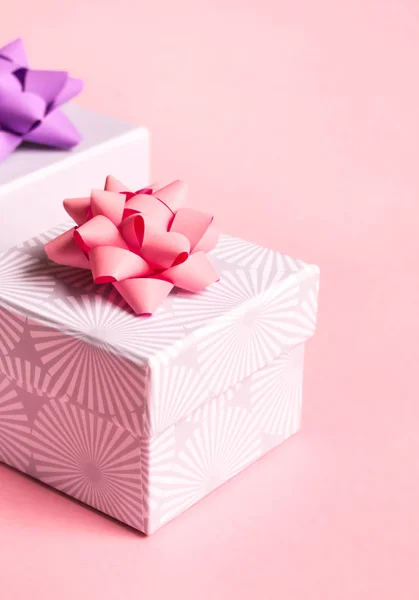 Cajas de regalo sobre fondo rosa . — Foto de Stock