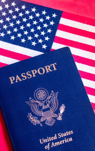 Amerikan bayrağı ve pasaport.