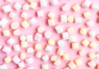 Pastel renkler mini marshmallows.
