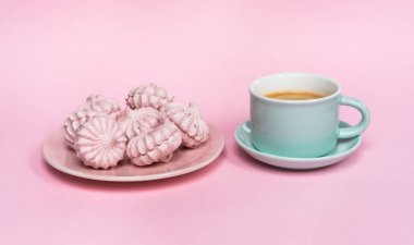 Siyah frenk üzümü marshmallow ve kahve.