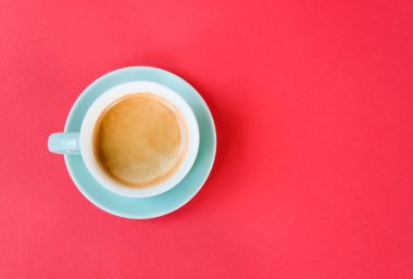 Nane yeşili bir fincan kahve.