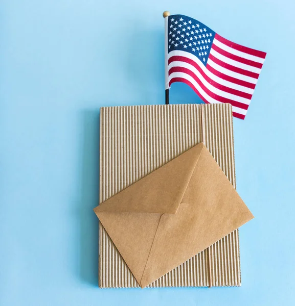 Прапор США і конверт. — стокове фото
