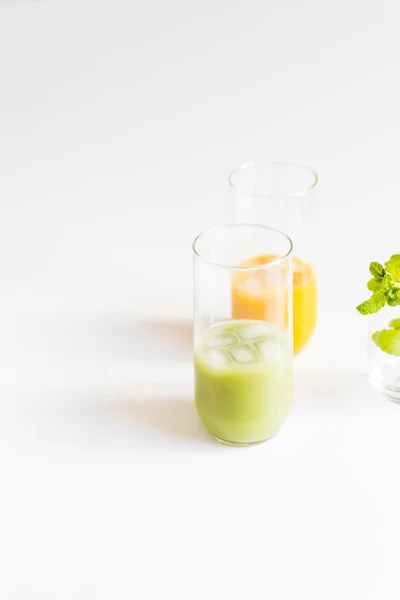 Sumos de laranja e verde . — Fotografia de Stock