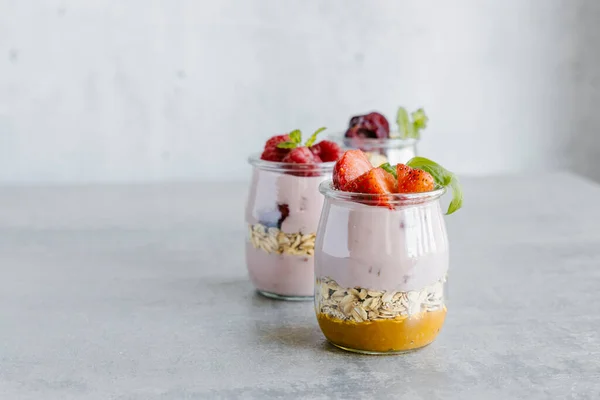 Yoghurt med granola och bär. — Stockfoto