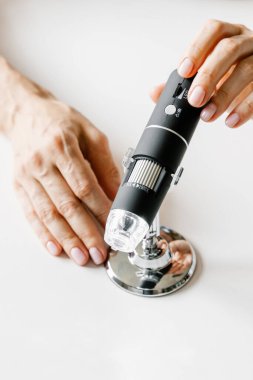 Deri mikroskobu ellerinde..