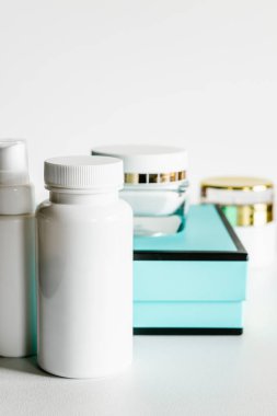 Şişeler ve hediye kutusu..