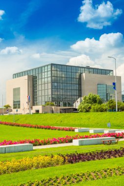     Zagreb, Hırvatistan'da ulusal ve üniversite kütüphanesinin inşası, modern mimari, cam cephe ve yeni halka açık park. 