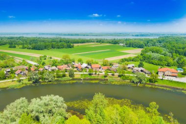 Kırsal Hırvatistan, Doğa Parkı Lonjsko Polje hava güzel kırsal manzara, geleneksel köy Muzilovcica panoramik görünümü