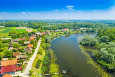 Kırsal Hırvatistan, Doğa Parkı Lonjsko Polje hava güzel kırsal manzara, geleneksel köy Muzilovcica panoramik görünümü
