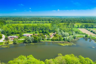 Kırsal Hırvatistan, Doğa Parkı Lonjsko Polje hava güzel kırsal manzara, geleneksel köy Muzilovcica panoramik görünümü