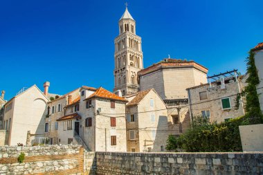 Split, Hırvatistan UNESCO Dünya Mirası alanı. Roma İmparatoru Diocletianus sarayında eski kasaba evleri ve Katedral Kulesi