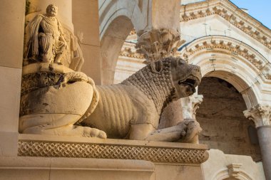 Eski şehirde Diocletianus Sarayı içinde bölünmüş, Hırvatistan, Peristyle veya peristil, antik Roma döneminden taş aslanlar ve kemerlerin heykelleri