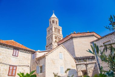 Split, Hırvatistan UNESCO Dünya Mirası alanı. Roma İmparatoru Diocletianus sarayında eski kasaba evleri ve Katedral Kulesi