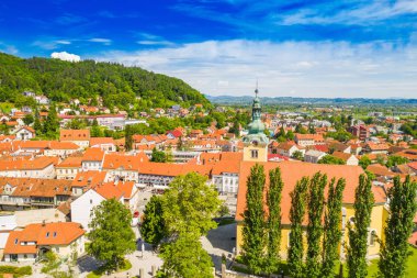 Hırvatistan, Samobor kasabası, drone 'dan ana kare ve kilise kulesi, şehir silüeti