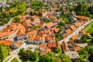 Hırvatistan 'ın Samobor kasabasının drone 'dan panoramik görünümü, şehir merkezindeki eski evler