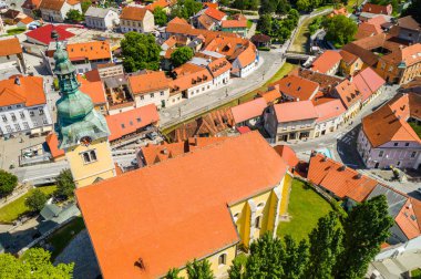 Hırvatistan, Samobor kasabası, drone 'dan ana kare ve kilise kulesi, şehir silüeti