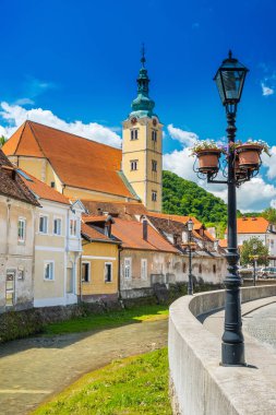 Samobor, Hırvatistan, şehir merkezinde Katolik kilise ve nehir, güzel bahar günü