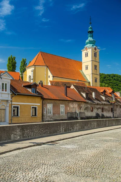 Samobor Croatie Église Catholique Rivière Dans Centre Ville Belle Journée — Photo