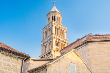 Sabah Split, Hırvatistan, eski kasaba evleri ve Roma İmparatoru Diocletianus sarayında Katedral Kulesi üzerinde gündoğumu