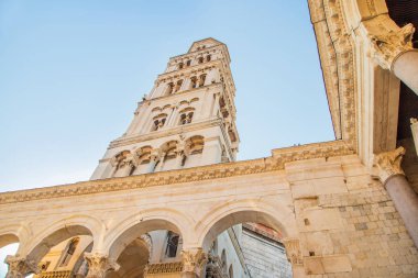 Bölünmüş, Dalmaçya, Hırvatistan, Saint Domnius Katedrali ve Split 'te Diocletianus Sarayı, Dalmaçya, Hırvatistan, tarihi peristil UNESCO Dünya Mirası alanı, geniş açı çekimi