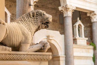 Eski şehirde Diocletianus Sarayı içinde bölünmüş, Hırvatistan, Peristyle veya peristil, antik Roma döneminden taş aslanlar ve kemerlerin heykelleri