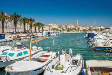 Şehir Merkezi, Katedral Kulesi, tekne ve yatlar Split Marina, Hırvatistan, Dalmaçya bölgesinin en büyük şehri ve popüler turistik destinasyon, güzel deniz manzarası