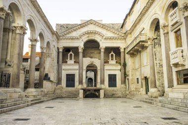     Split, Hırvatistan, Roma IMPARATORU Diocletianus Sarayı içinde Peristyle meydanında sabah 