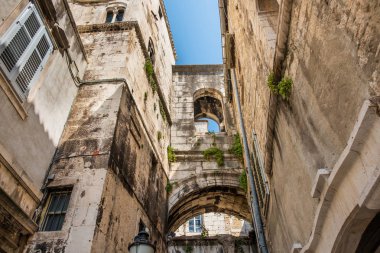 Roma İmparatoru Diocletianus sarayının içinde, Hırvatistan 'ın bölünmüş eski kentinin dar caddesinde pencere ve balkonları olan taş evler